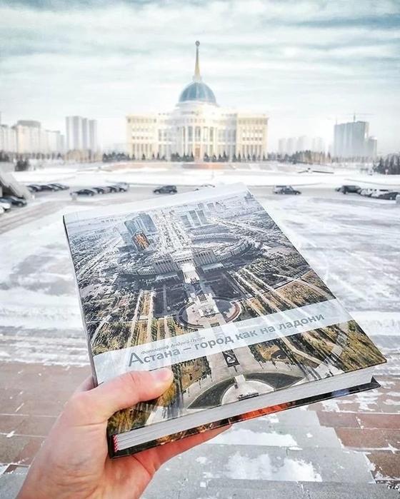 Фотограф из Минска отнес книгу об Астане Назарбаеву (фото) Фотограф из Минска отнес книгу об Астане Назарбаеву (фото)