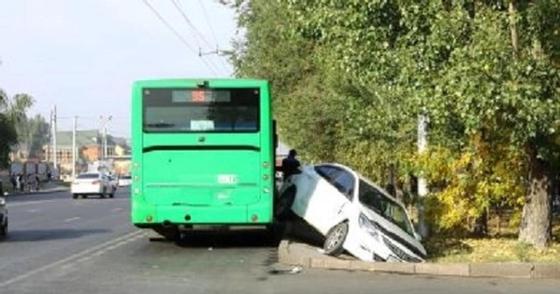 Автобус столкнул в арык легковой автомобиль в Алматы (фото) Автобус столкнул в арык легковой автомобиль в Алматы (фото)
