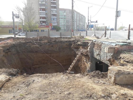 Житель Уральска упал в огромную яму (фото, видео) Житель Уральска упал в огромную яму (фото, видео)