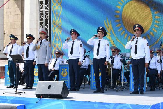 Мадина Садвакасова, Али Окапов, Беркут: грандиозный концерт устроили для полицейских Алматы Мадина Садвакасова, Али Окапов, Беркут: грандиозный концерт устроили для полицейских Алматы