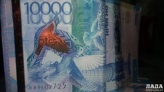 Көшеден бір бума ақша тапқан ақтаулық тұрғын оның иесін іздестіруде. Көрнекі фото: Хасен Көшеден бір бума ақша тапқан ақтаулық тұрғын оның иесін іздестіруде. Көрнекі фото: Хасен