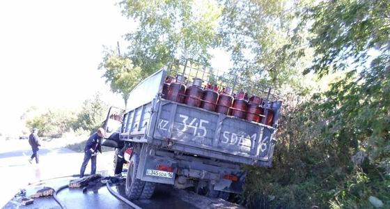 Грузовик с газовыми баллонами едва не взорвался в ВКО (фото) Грузовик с газовыми баллонами едва не взорвался в ВКО (фото)
