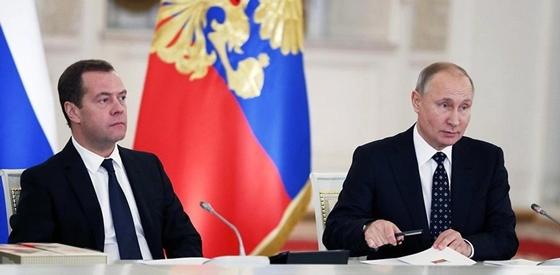 Медведев опять стал премьером. Почему Путин не хочет его менять? Медведев опять стал премьером. Почему Путин не хочет его менять?