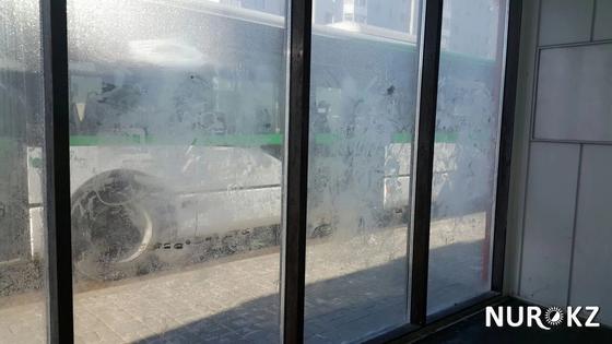 Астанада бет қаратпайтын аяз салдарынан аялдама әйнектері шытынап, сынып жатыр Астанада бет қаратпайтын аяз салдарынан аялдама әйнектері шытынап, сынып жатыр