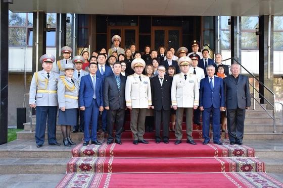 Победителям конкурса «Парасатты полицей» вручил награды замминистра Берик Бисенкулов Победителям конкурса «Парасатты полицей» вручил награды замминистра Берик Бисенкулов