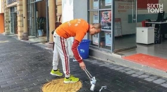 Үш жылдан бері көше сыпырып жүрген миллионер Үш жылдан бері көше сыпырып жүрген миллионер