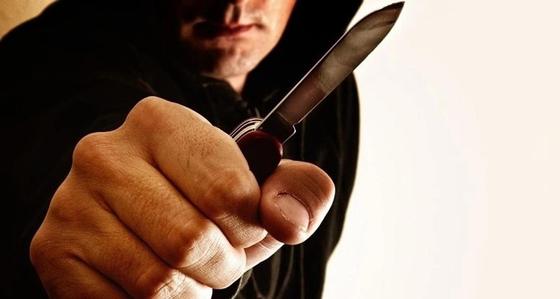Отчим ударил ножом в грудь 15-летнего пасынка в Актобе Отчим ударил ножом в грудь 15-летнего пасынка в Актобе
