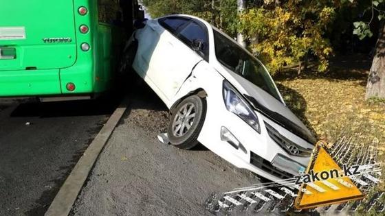 Автобус столкнул в арык легковой автомобиль в Алматы (фото) Автобус столкнул в арык легковой автомобиль в Алматы (фото)