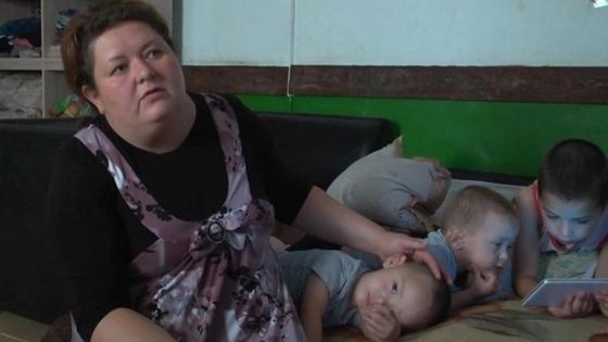 Мать-одиночку из Уральска завалили продуктами (видео) Мать-одиночку из Уральска завалили продуктами (видео)