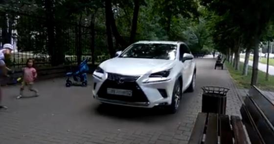 Еще одно нарушение совершила автоледи, едва не сбившая детей на тротуаре в Алматы Еще одно нарушение совершила автоледи, едва не сбившая детей на тротуаре в Алматы