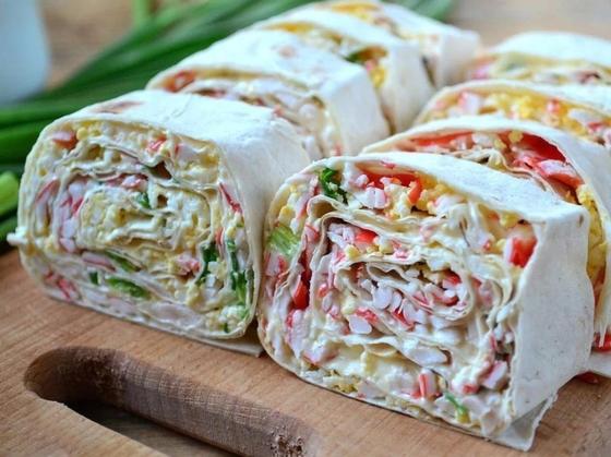 Нарезанная закуска из лаваша с крабовыми палочками Нарезанная закуска из лаваша с крабовыми палочками