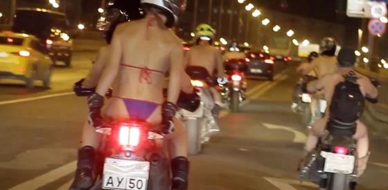 "Голый заезд": байкеры закрыли мотосезон, прокатившись голыми по Москве "Голый заезд": байкеры закрыли мотосезон, прокатившись голыми по Москве