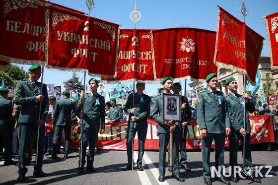 "Это наша сила": 120 тыс. человек пришли на "Бессмертный полк" в Алматы "Это наша сила": 120 тыс. человек пришли на "Бессмертный полк" в Алматы