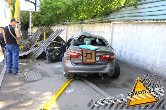 Kia разнесла остановку в Алматы (фото) Kia разнесла остановку в Алматы (фото)