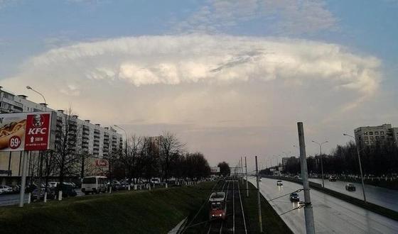 Необычное явление в небе напугало жителей российского города (фото) Необычное явление в небе напугало жителей российского города (фото)