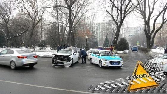 Mercedes и Lexus столкнулись в Алматы на повороте к акимату (фото) Mercedes и Lexus столкнулись в Алматы на повороте к акимату (фото)
