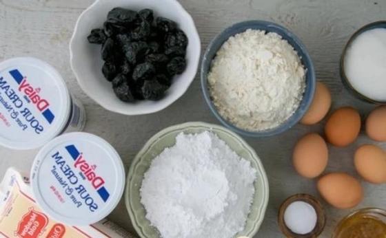 Торт медовый со сметанным кремом и черносливом Торт медовый со сметанным кремом и черносливом
