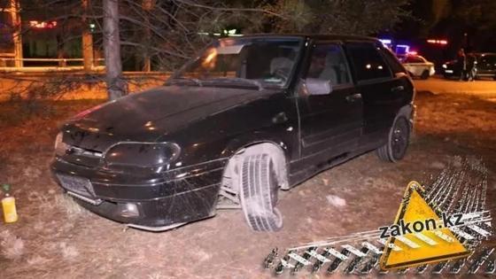 Лада улетела в разделительную аллею после столкновения с Mercedes в Алматы (фото) Лада улетела в разделительную аллею после столкновения с Mercedes в Алматы (фото)