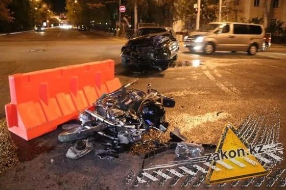 Лихач-мотоциклист на высокой скорости влетел в легковой автомобиль в Алматы (фото) Лихач-мотоциклист на высокой скорости влетел в легковой автомобиль в Алматы (фото)