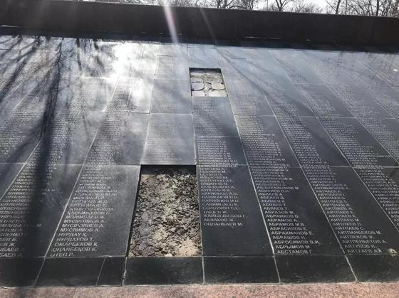 В Шымкенте пострадал от вандалов мемориал Славы (фото) В Шымкенте пострадал от вандалов мемориал Славы (фото)