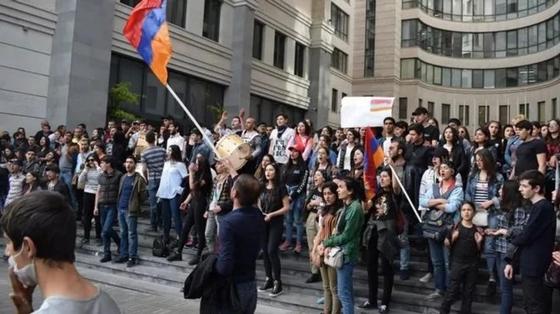 Протесты в Армении не утихают: чего ждать дальше? Протесты в Армении не утихают: чего ждать дальше?