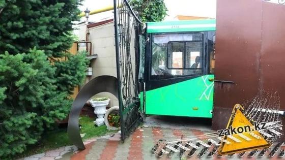 Автобус без водителя снес забор частного дома в Алматы (фото) Автобус без водителя снес забор частного дома в Алматы (фото)