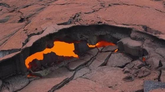 На Гавайях извергается вулкан Килауэа На Гавайях извергается вулкан Килауэа