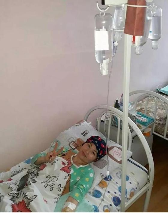 Дәрігерлердің кесірінен ауруын өршітіп алған үш баланың анасы қатерлі дертпен жан ұшыра күресуде Дәрігерлердің кесірінен ауруын өршітіп алған үш баланың анасы қатерлі дертпен жан ұшыра күресуде