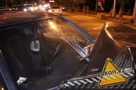 Лихач-мотоциклист на высокой скорости влетел в легковой автомобиль в Алматы (фото) Лихач-мотоциклист на высокой скорости влетел в легковой автомобиль в Алматы (фото)