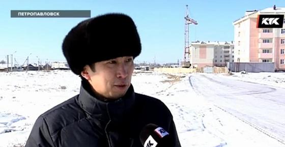 Коммунальщики с газонокосилками вышли на заснеженные улицы Петропавловска Коммунальщики с газонокосилками вышли на заснеженные улицы Петропавловска