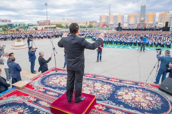 В Уральске 1700 музыкантов одновременно сыграли кюи Курмангазы на площади первого президента В Уральске 1700 музыкантов одновременно сыграли кюи Курмангазы на площади первого президента
