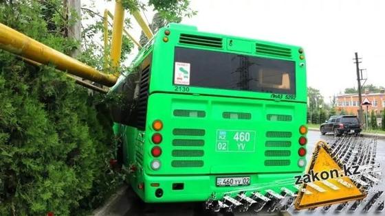 Автобус без водителя снес забор частного дома в Алматы (фото) Автобус без водителя снес забор частного дома в Алматы (фото)