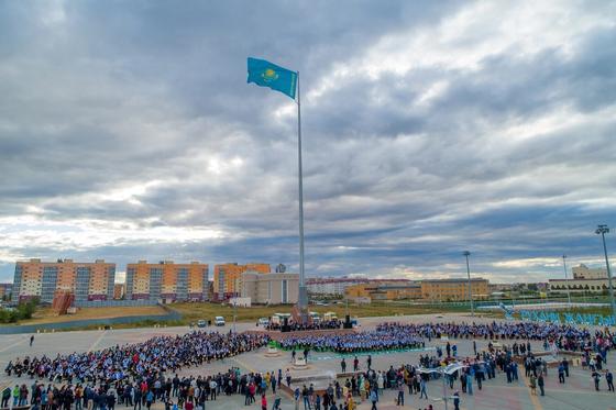 В Уральске 1700 музыкантов одновременно сыграли кюи Курмангазы на площади первого президента В Уральске 1700 музыкантов одновременно сыграли кюи Курмангазы на площади первого президента