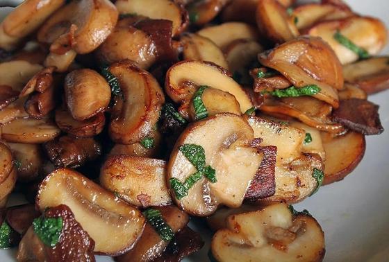 Салат с жареными грибами, ветчиной и сыром Салат с жареными грибами, ветчиной и сыром