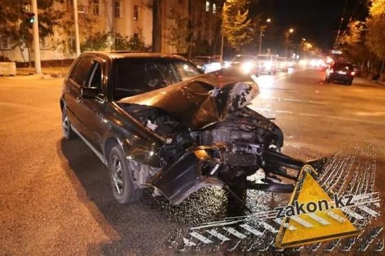 Лихач-мотоциклист на высокой скорости влетел в легковой автомобиль в Алматы (фото) Лихач-мотоциклист на высокой скорости влетел в легковой автомобиль в Алматы (фото)