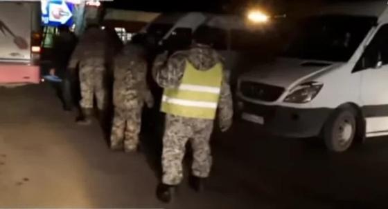 Неизвестные в военной форме не пропускают автобусы в Алматы по ночам Неизвестные в военной форме не пропускают автобусы в Алматы по ночам