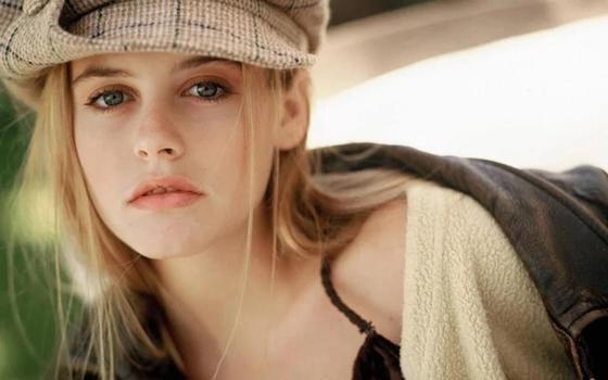 10 самых красивых девушек с телеэкранов 90-х 10 самых красивых девушек с телеэкранов 90-х