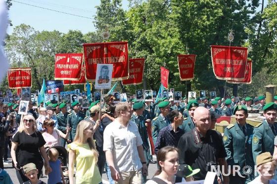 "Это наша сила": 120 тыс. человек пришли на "Бессмертный полк" в Алматы "Это наша сила": 120 тыс. человек пришли на "Бессмертный полк" в Алматы
