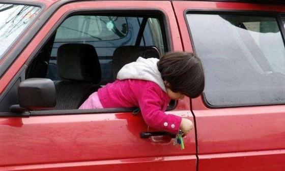 Трехлетняя девочка выпала на ходу из авто в ВКО Трехлетняя девочка выпала на ходу из авто в ВКО