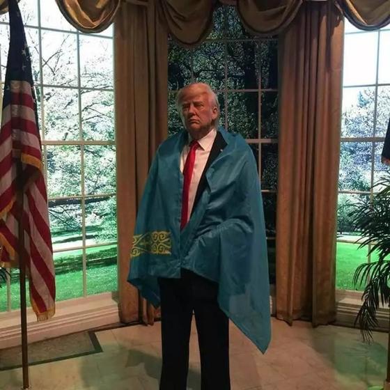 Қазақтың көк байрағын жамылған Дональд Трамптың суреті Қазақтың көк байрағын жамылған Дональд Трамптың суреті