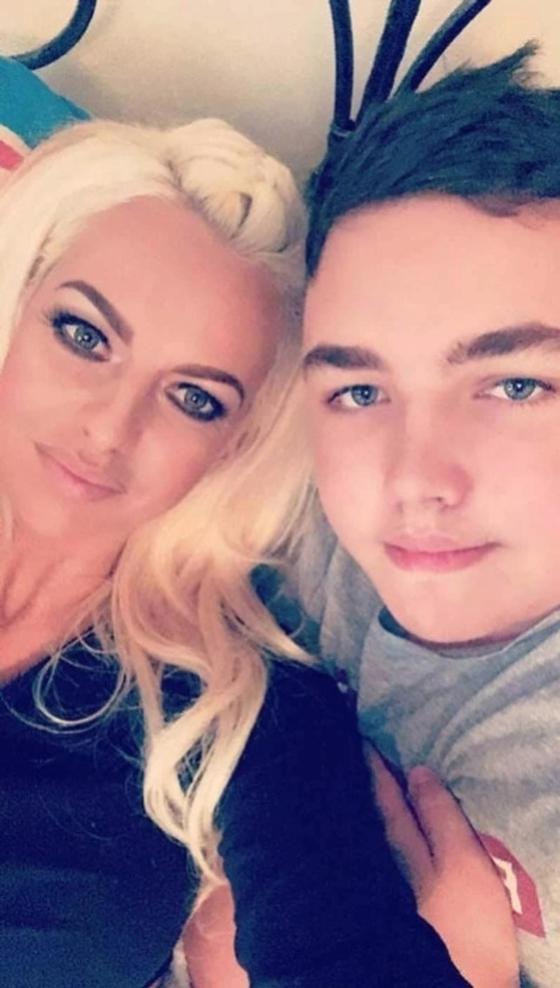 43-летнюю мать путают с дочерьми, а она этим пользуется и отбивает у них парней 43-летнюю мать путают с дочерьми, а она этим пользуется и отбивает у них парней