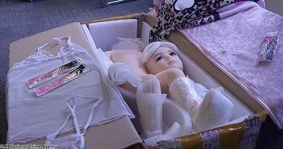 Педофилдерге арналған бала кейпіндегі секс-қуыршақтар әлемді дүр сілкіндірді (фото) Педофилдерге арналған бала кейпіндегі секс-қуыршақтар әлемді дүр сілкіндірді (фото)