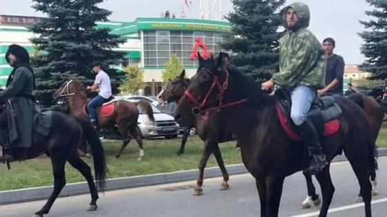 Жители Ингушетии вышли протестовать против соглашения о границе с Чечней Жители Ингушетии вышли протестовать против соглашения о границе с Чечней