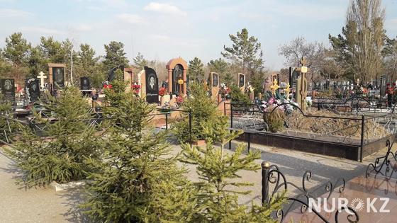 Павлодарцы накрывают столы на кладбище как в элитном ресторане Павлодарцы накрывают столы на кладбище как в элитном ресторане