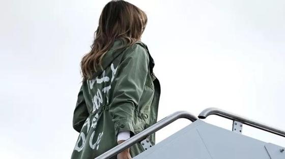 Мелания Трамп отправилась к детям-мигрантам в куртке с надписью "Мне все равно" Мелания Трамп отправилась к детям-мигрантам в куртке с надписью "Мне все равно"