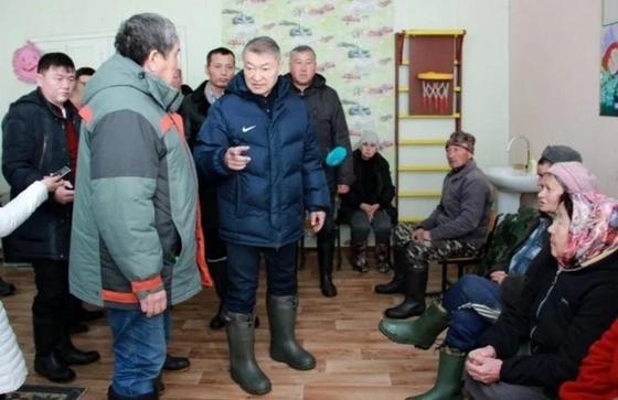 ШҚО-да үйін су басқан қариялар мектептегі жайсыз орындарда күнелтуде (фото) ШҚО-да үйін су басқан қариялар мектептегі жайсыз орындарда күнелтуде (фото)