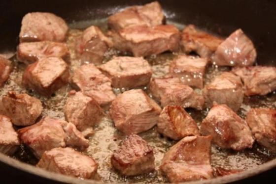 Тушеная капуста с мясом и грибами на сковороде Тушеная капуста с мясом и грибами на сковороде