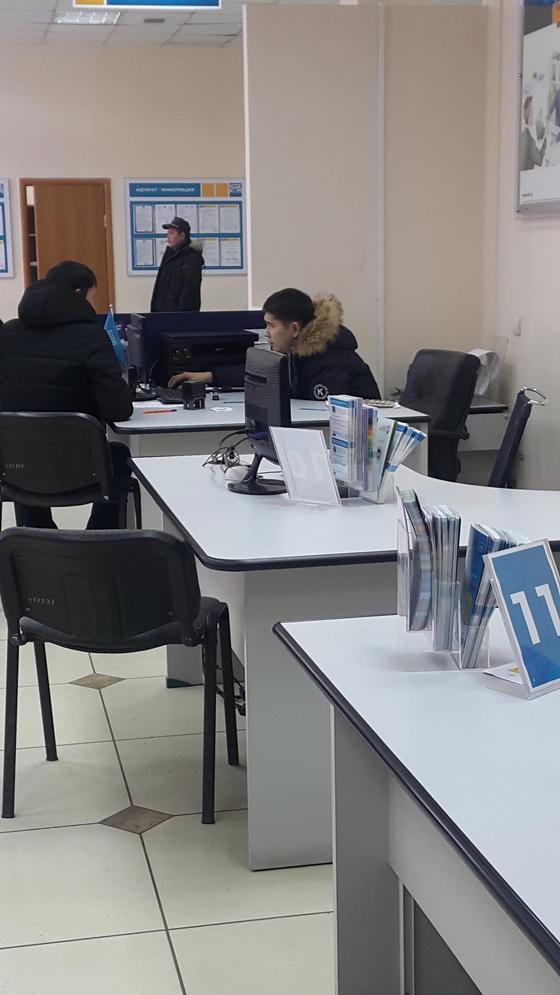 Астанада бет қаратпайтын аяз салдарынан аялдама әйнектері шытынап, сынып жатыр Астанада бет қаратпайтын аяз салдарынан аялдама әйнектері шытынап, сынып жатыр