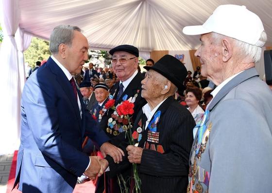 Бауыржан Байбек поздравил со 100-летним юбилеем ветерана ВОВ Адиша Абдраимова Бауыржан Байбек поздравил со 100-летним юбилеем ветерана ВОВ Адиша Абдраимова
