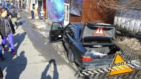 Mercedes совершил смертельный наезд на людей в Алматы Mercedes совершил смертельный наезд на людей в Алматы